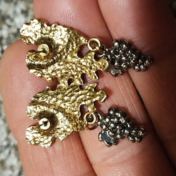 VINTAGE GOLD-TONE LEAF SILVER-TONE CLUSTERED GRAPES DANGLE POST 1.3" EARRINGS - Picture 5 of 8